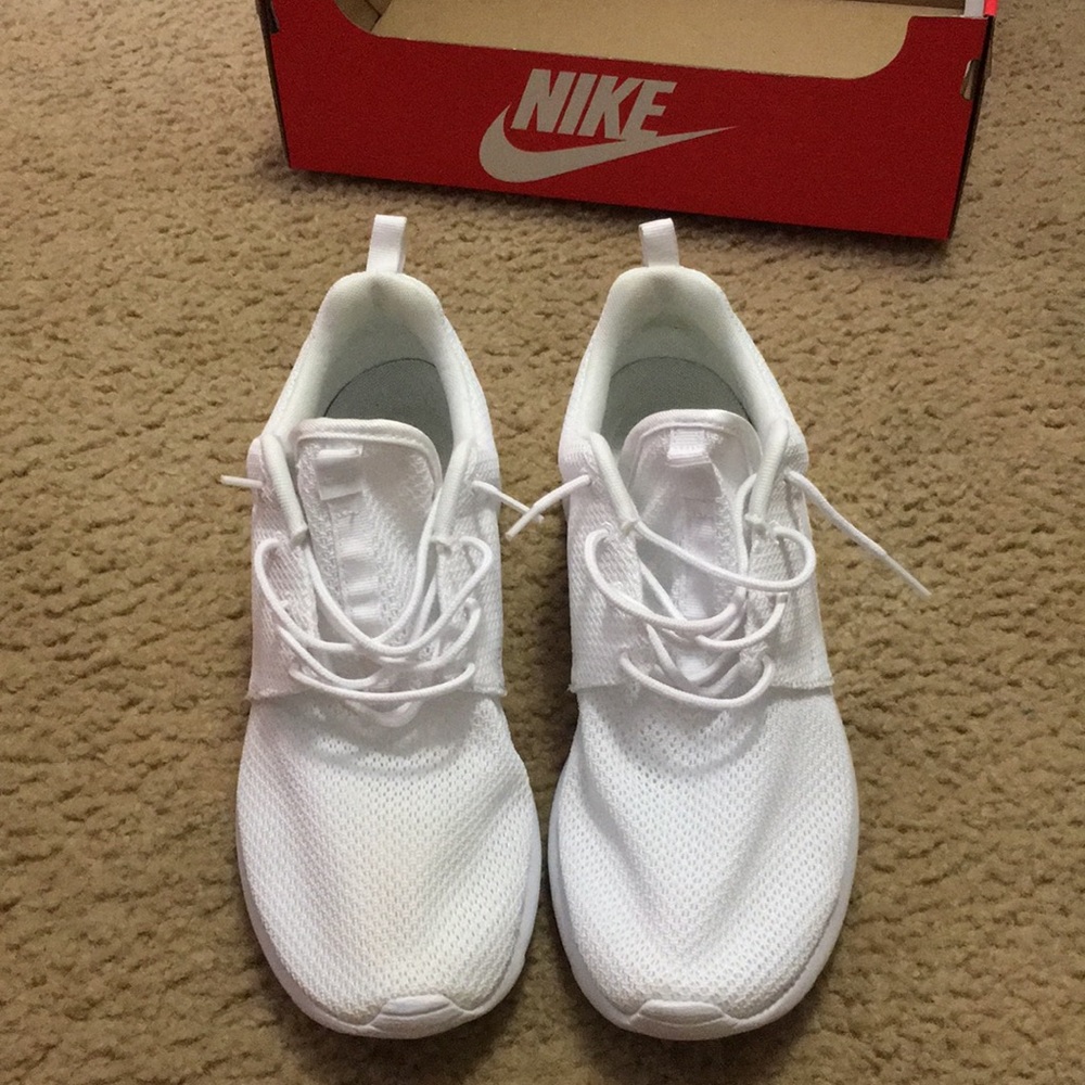 Nike Roshe- All White